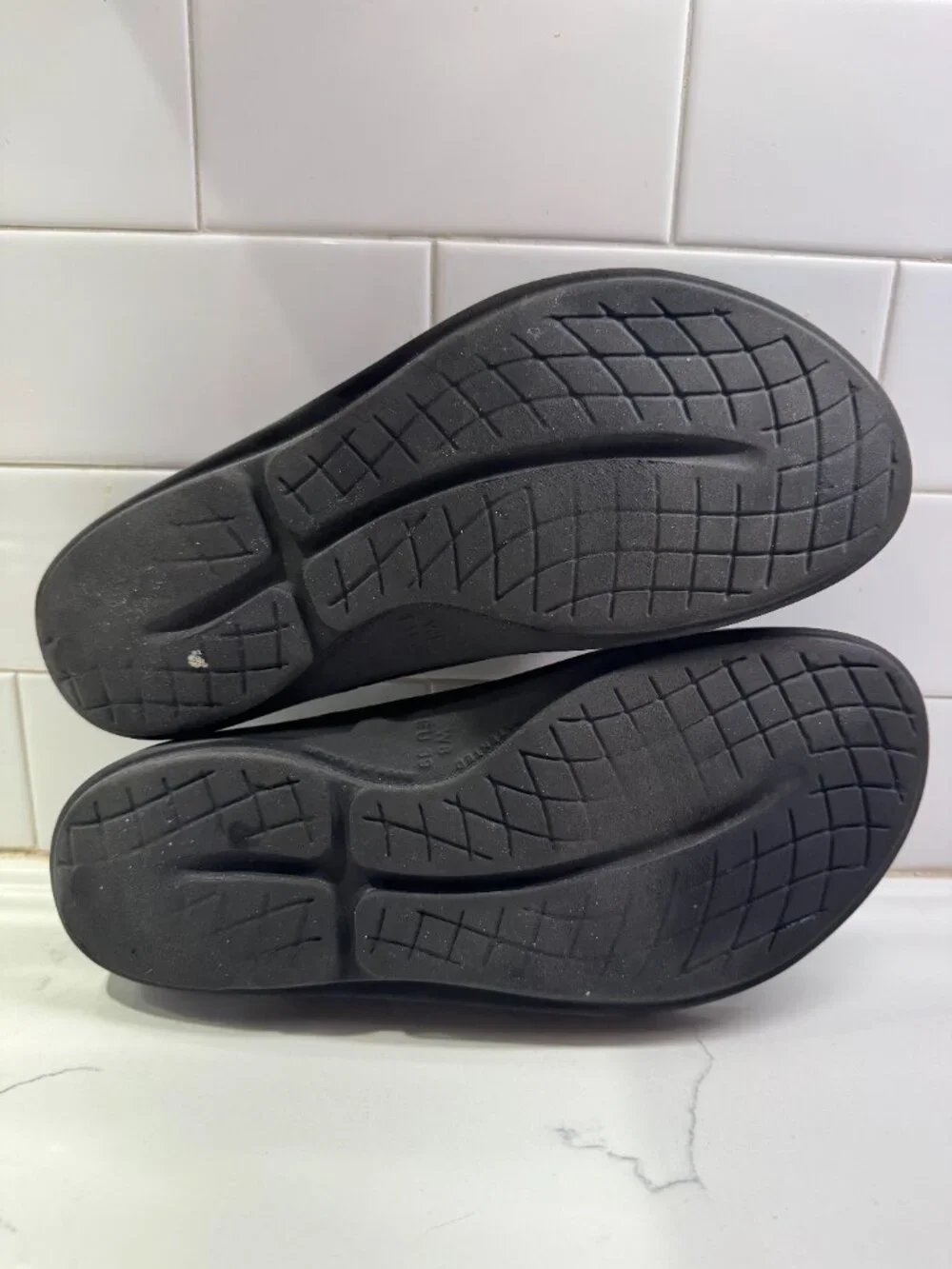 Oofos Recovery Thong Sandals Flip Flops Womens 9 EU39 Black Iridescent Strap